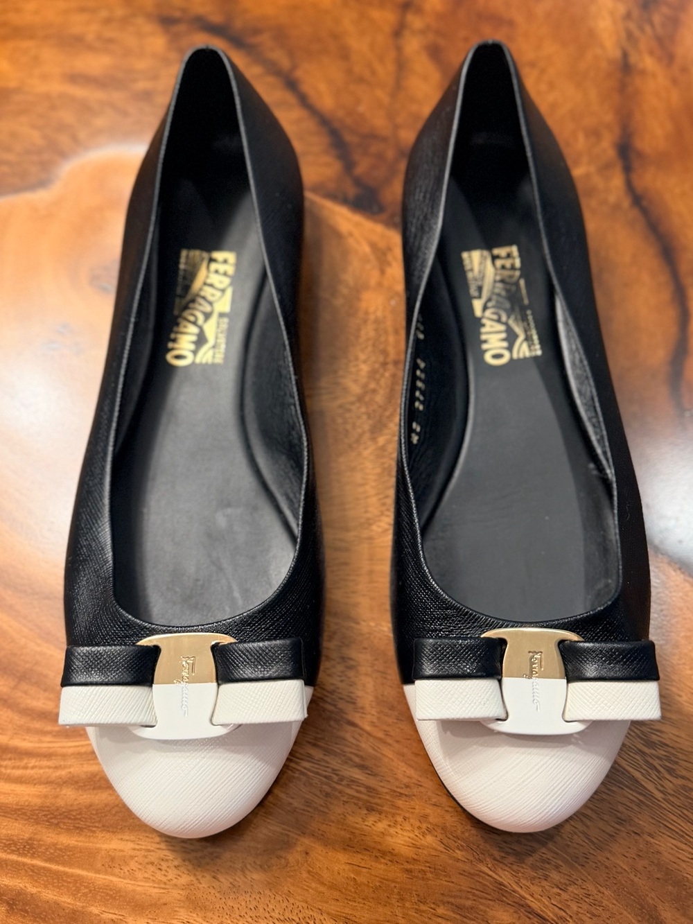 Salvatore Ferragamo Varina Bicolor Ballet Flats w Bow Black/White Size 8.5M GUC - Picture 13 of 17